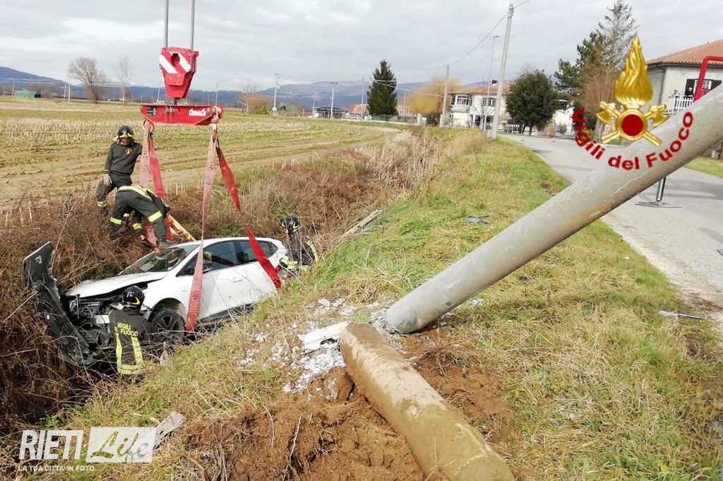 Si Schianta Contro Un Palo E Finisce In Un Fosso Nella Piana Donna