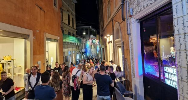 Notte Bianca Per I Saldi Sabato Negozi Aperti Installazioni Ed Eventi