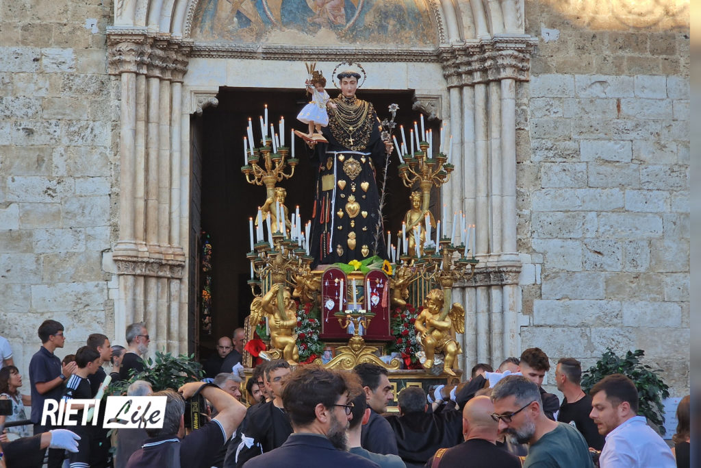 Ore Uscita La Statua Inizia La Processione Di Sant Antonio