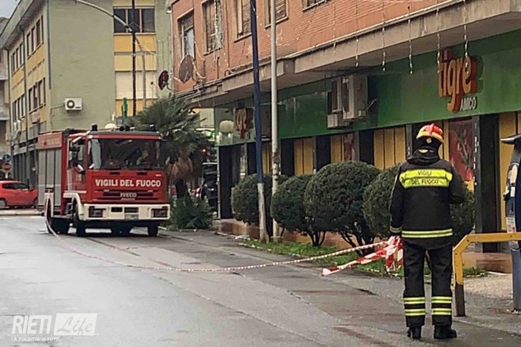 Maltempo, vetrata pericolante: in via delle Ortensie pezzi di vetro in