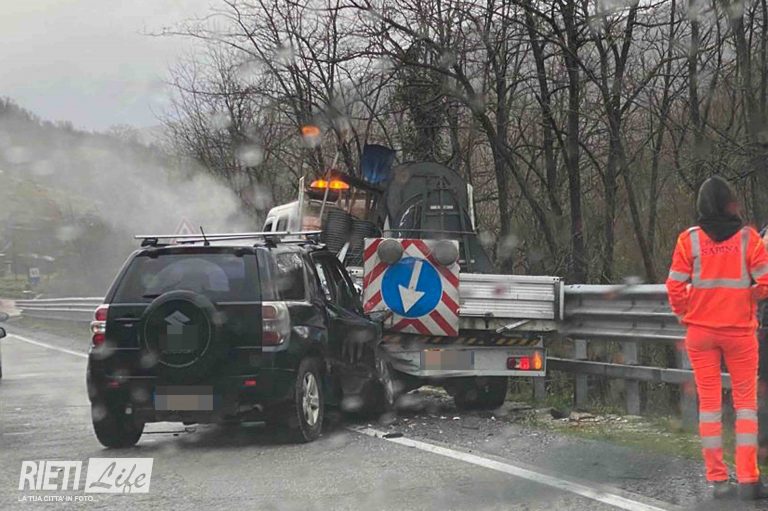 Incidente Sulla Salaria, Auto Finisce Su Mezzo Per Manutenzione. Lunghe ...