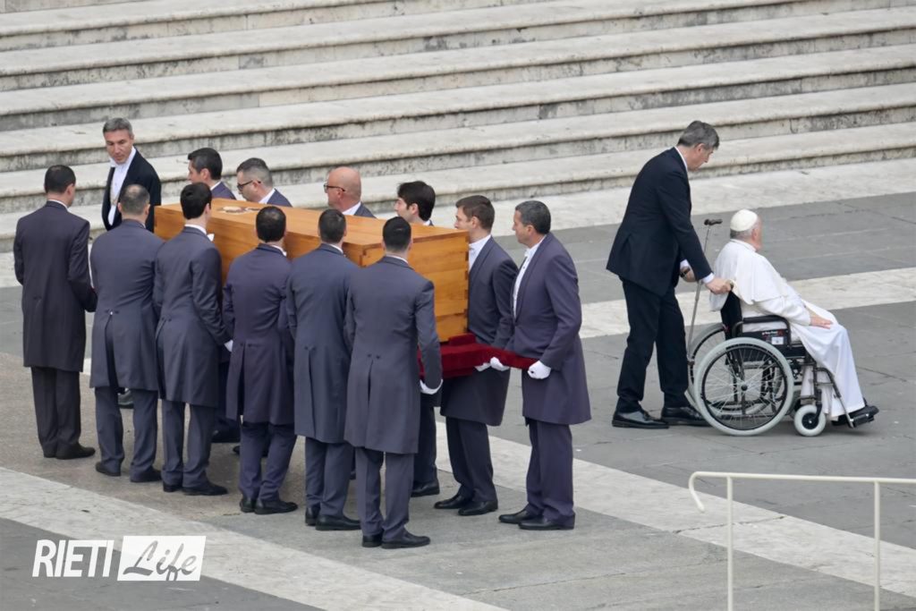 I Funerali Di Benedetto XVI, Francesco Prega Per Il Suo Predecessore ...