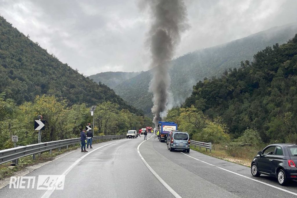 Salaria Chiusa Tutta La Notte Per Schianto Tir. Si Lavora Per ...